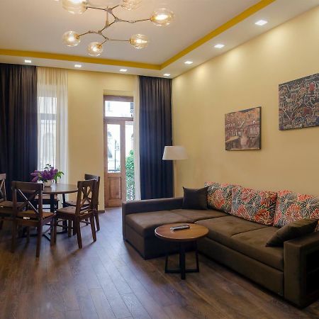 Home@97 On Aghmashenebeli Avenue Tbilisi Bagian luar foto