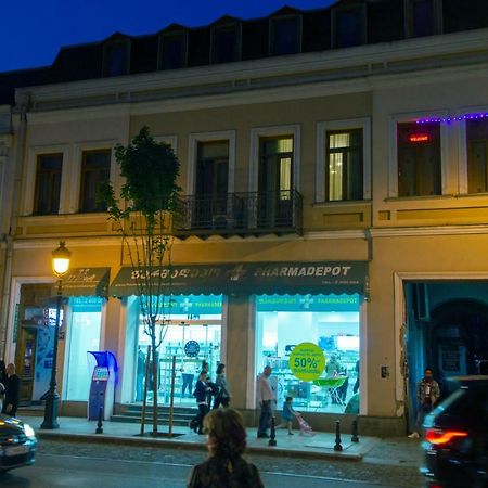 Home@97 On Aghmashenebeli Avenue Tbilisi Bagian luar foto