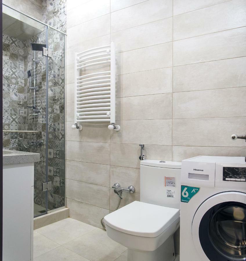 Home@97 On Aghmashenebeli Avenue Tbilisi Bagian luar foto