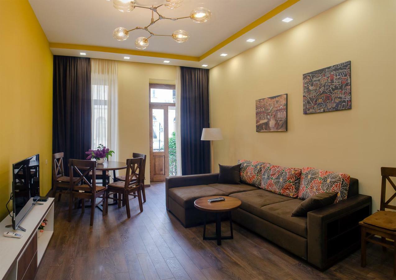 Home@97 On Aghmashenebeli Avenue Tbilisi Bagian luar foto