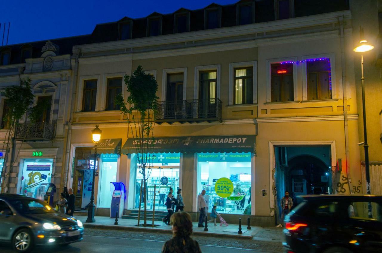 Home@97 On Aghmashenebeli Avenue Tbilisi Bagian luar foto
