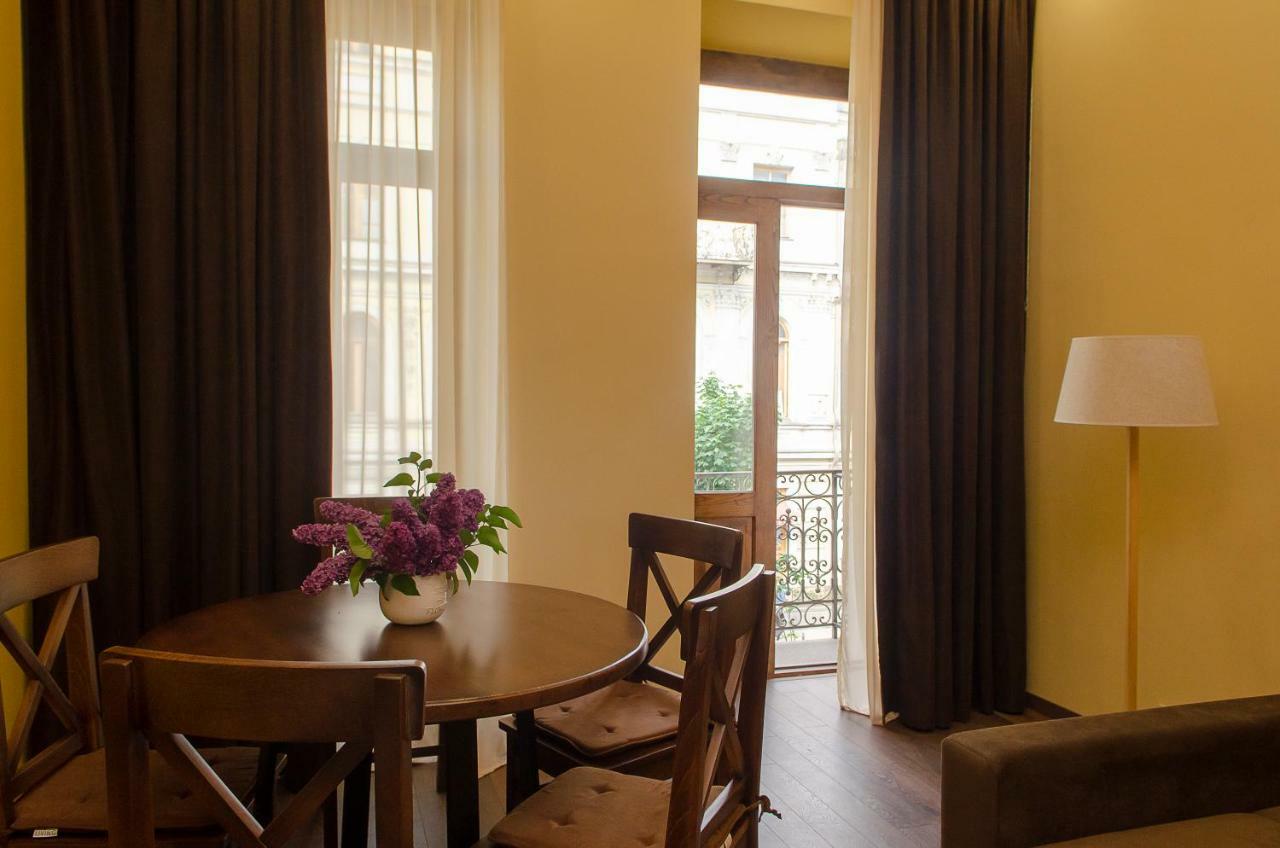 Home@97 On Aghmashenebeli Avenue Tbilisi Bagian luar foto