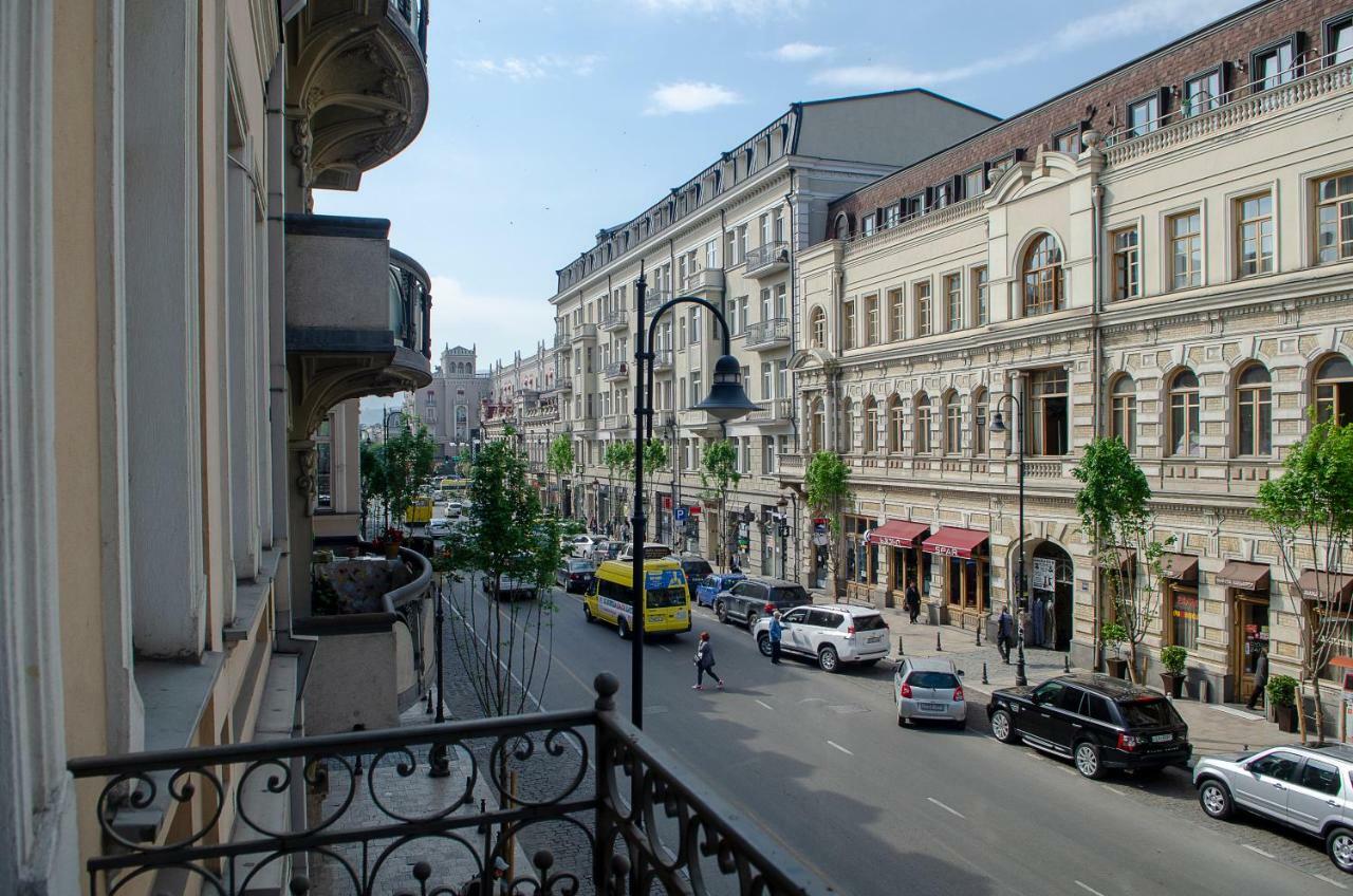 Home@97 On Aghmashenebeli Avenue Tbilisi Bagian luar foto