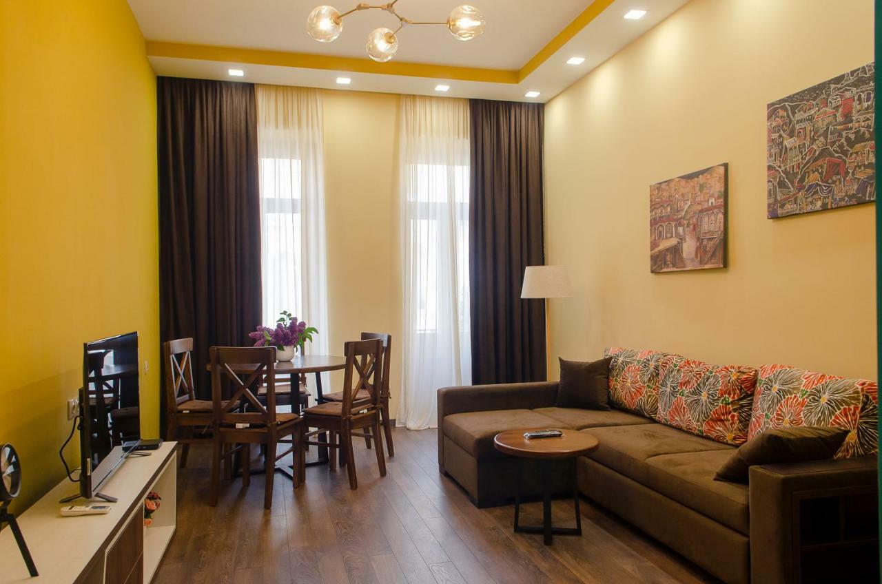 Home@97 On Aghmashenebeli Avenue Tbilisi Bagian luar foto