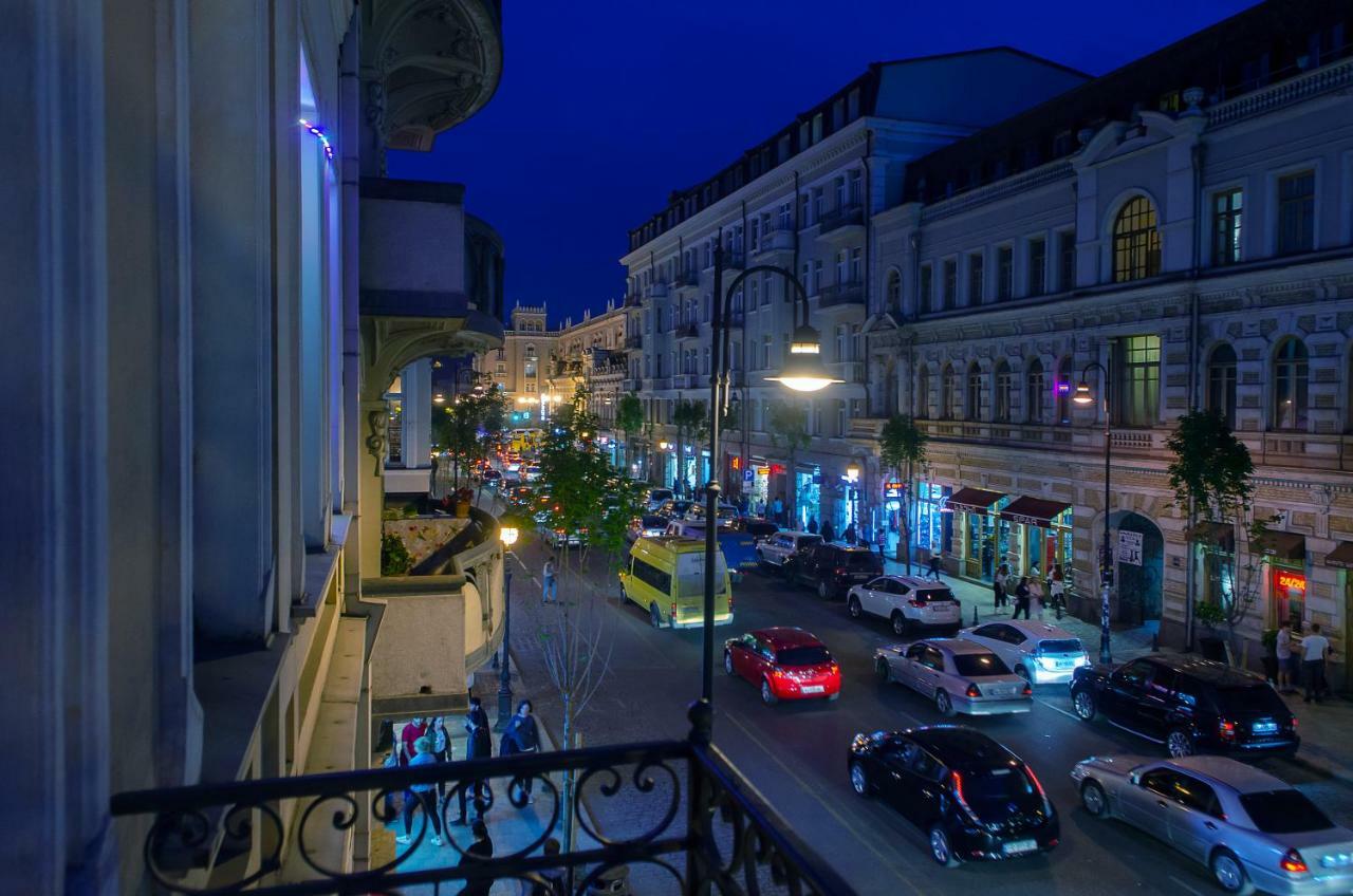 Home@97 On Aghmashenebeli Avenue Tbilisi Bagian luar foto