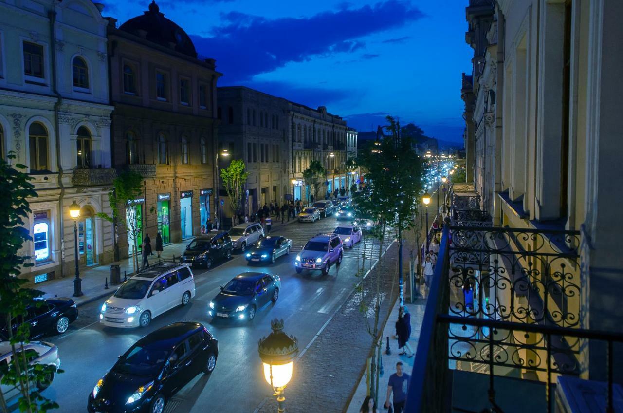 Home@97 On Aghmashenebeli Avenue Tbilisi Bagian luar foto